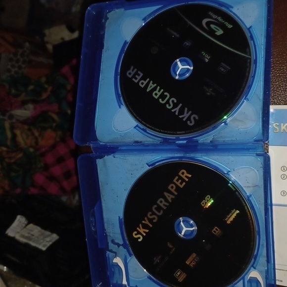 Dwayne Johnson SKYSCRAPER - Picture 5 of 6